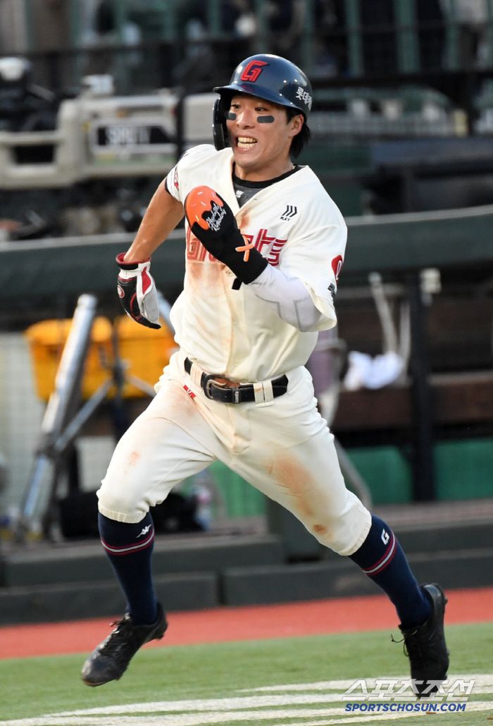 1일 부산 사직구장에서 열린 롯데 자이언츠와 LG 트윈스의 경기. 3회말 2사 1,2루 롯데 고승민 적시타 때 김동혁이 득점을 올리고 있다. 부산=박재만 기자 pjm@sportschosun.com/2025.07.01/