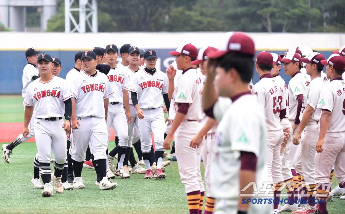7일 서울 목동구장에서 열린 제80회 청룡기 고교야구선수권 대회 및 주말리그 왕중왕전 마산용마고-상동고 경기. 마산용마고가 상동고에 10-3으로 7회 콜드게임승을 거뒀다. 경기 종료 후 인사를 하고 있는 마산용마고 선수들. 목동=송정헌 기자songs@sportschosun.com/2025.07.07/