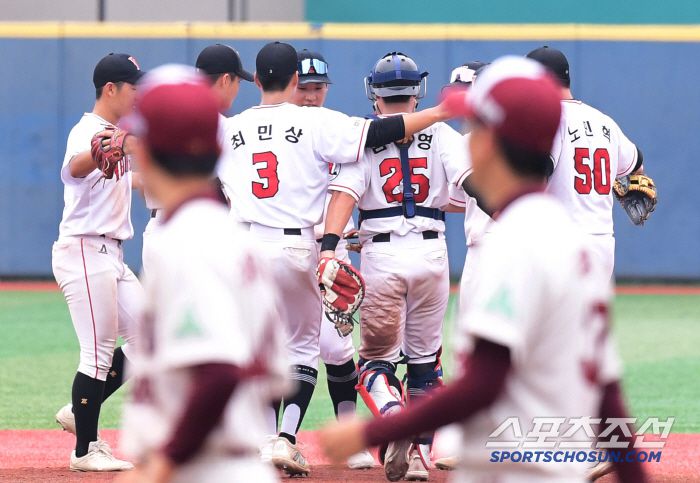 7일 서울 목동구장에서 열린 제80회 청룡기 고교야구선수권 대회 및 주말리그 왕중왕전 마산용마고-상동고 경기. 마산용마고가 상동고에 10-3으로 7회 콜드게임승을 거뒀다. 경기 종료 후 승리의 기쁨을 나누고 있는 마산용마고 선수들. 목동=송정헌 기자songs@sportschosun.com/2025.07.07/