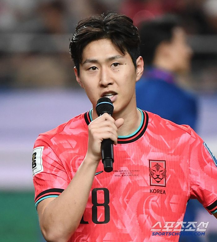 10일 서울월드컵경기장에서 열린 대한민국과 쿠웨이트의 2026년 북중미월드컵 아시아 3차예선 B조 최종전. 대한민국이 4대0 승리를 거둔 후 열린 월드컵 진출 축하행사에서 이강인이 감사 인사를 전하고 있다. 상암=정재근 기자 cjg@sportschosun.com/2025.6.10/