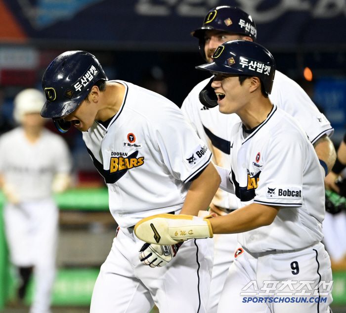 6일 잠실야구장에서 열린 KT와 두산의 경기, 8회말 무사 1,2루 김재환이 역전 3점홈런을 치고 기쁨을 나누고 있다. 잠실=허상욱 기자wook@sportschosun.com/2025.07.06/
