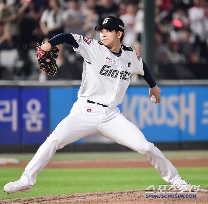 27일 부산 사직구장에서 열린 롯데와 KT의 경기. 투구하고 있는 롯데 홍민기. 부산=송정헌 기자songs@sportschosun.com/2025.06.27/