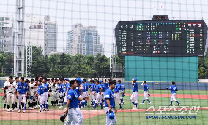 7일 서울 목동구장에서 열린 제80회 청룡기 고교야구선수권 대회 및 주말리그 왕중왕전 덕수고-진영고 경기. 덕수고가 진영고에 26대 3으로 5회 콜드게임승을 거뒀다. 경기 종료 후 인사를 나누고 있는 양 팀 선수들. 목동=송정헌 기자songs@sportschosun.com/2025.07.07/