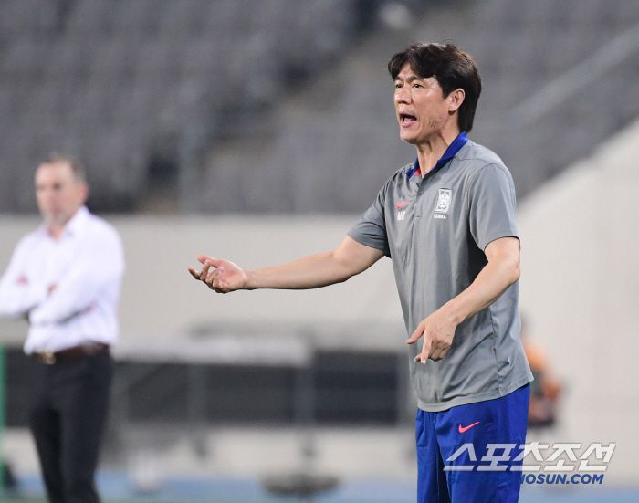 7일 축구대표팀이 용인미르스타디움에서 동아시안컵 중국과 첫 경기를 펼쳤다. 경기 지켜보는 홍명보 감독. 용인=송정헌 기자songs@sportschosun.com/2025.07.07/