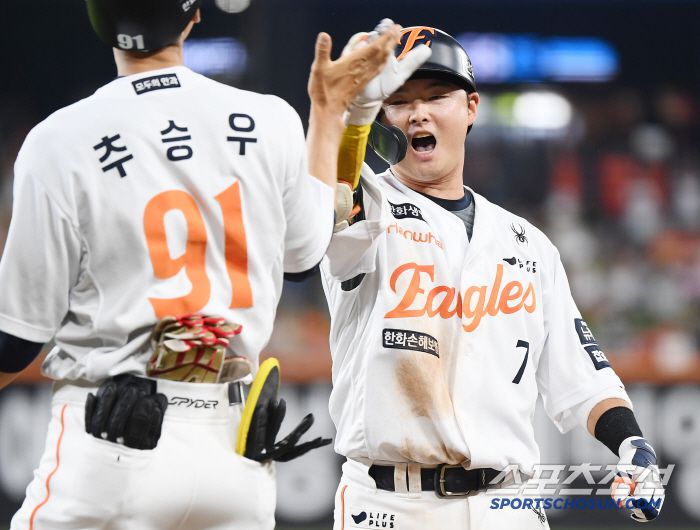 3일 대전 한화생명볼파크에서 열린 NC-한화전. 4회말 무사 2루 이도윤이 1타점 역전 적시타를 친 후 환호하고 있다. 대전=정재근 기자 cjg@sportschosun.com/2025.7.3/