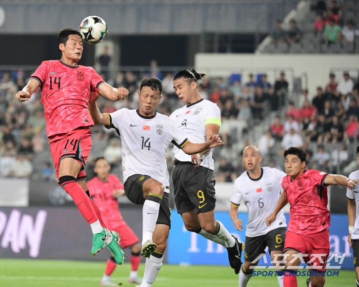 7일 축구대표팀이 용인미르스타디움에서 동아시안컵 중국과 첫 경기를 펼쳤다. 공중볼 대결을 펼치고 있는 대표팀 박승욱. 용인=송정헌 기자songs@sportschosun.com/2025.07.07/