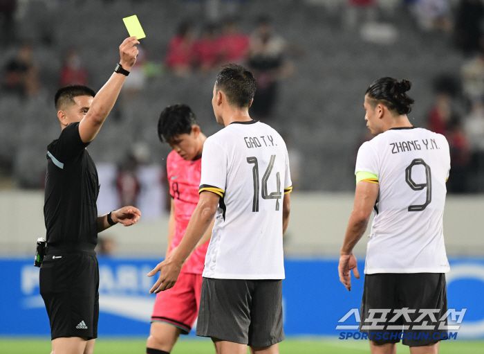 7일 축구대표팀이 용인미르스타디움에서 동아시안컵 중국과 첫 경기를 펼쳤다. 전반 이동경에게 거친 파울로 엘로우카드를 받고 있는 중국대표팀 가오텐이. 용인=송정헌 기자songs@sportschosun.com/2025.07.07/