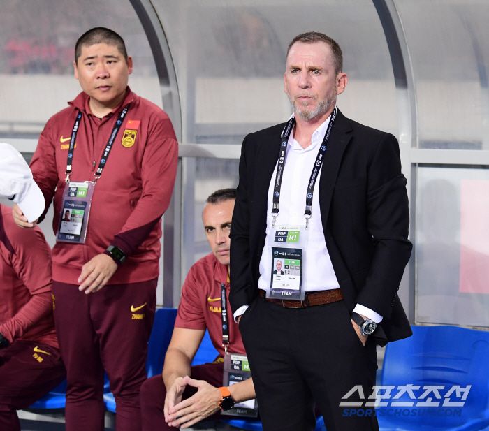 7일 축구대표팀이 용인미르스타디움에서 동아시안컵 중국과 첫 경기를 펼쳤다. 경기를 준비하는 중국 데얀 주르예비치 감독. 용인=송정헌 기자songs@sportschosun.com/2025.07.07/