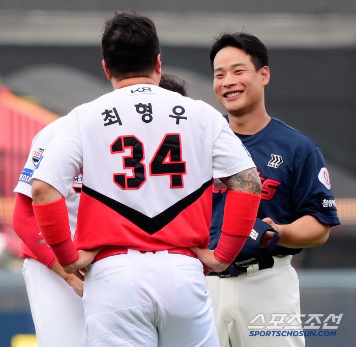 4일 광주 기아 챔피언스필드. KIA 최형우와 롯데 전준우가 반갑게 인사하고 있다. 광주=정재근 기자 cjg@sportschosun.com/2025.7.4/