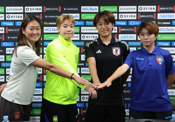 선전 다짐하는 동아시안컵 여자부 선수들      (용인=연합뉴스) 홍기원 기자 = 8일 경기도 용인미르스타디움에서 열린 2025년 동아시아축구연맹(EAFF) E-1 챔피언십(동아시안컵) 여자부 공식 기자회견에서 참가팀 선수들이 포즈를 취하고 있다. 왼쪽부터 중국 우하이옌, 한국 이금민, 일본 하나 다카하시, 대만 마쓰나가 사키. 2025.7.8      xanadu@yna.co.kr  (끝)      <저작권자(c) 연합뉴스, 무단 전재-재배포, AI 학습 및 활용 금지>