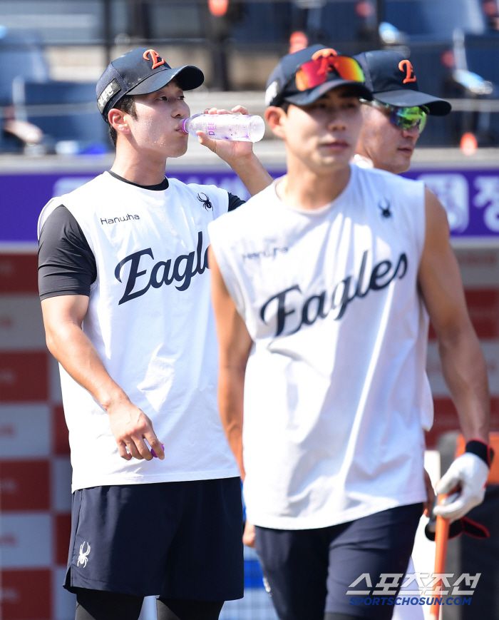 훈련 도중 물을 마시고 있는 한화 박정현.