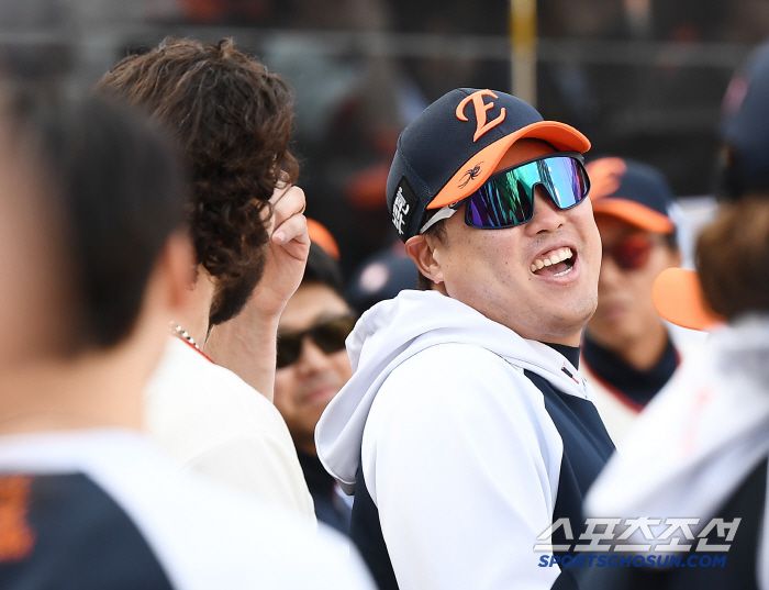 20일 대전 한화생명볼파크에서 열린 NC-한화전. 7이닝 무실점으로 호투한 폰세가 류현진 포옹하고 있다. 대전=정재근 기자 cjg@sportschosun.com/2025..4.20/