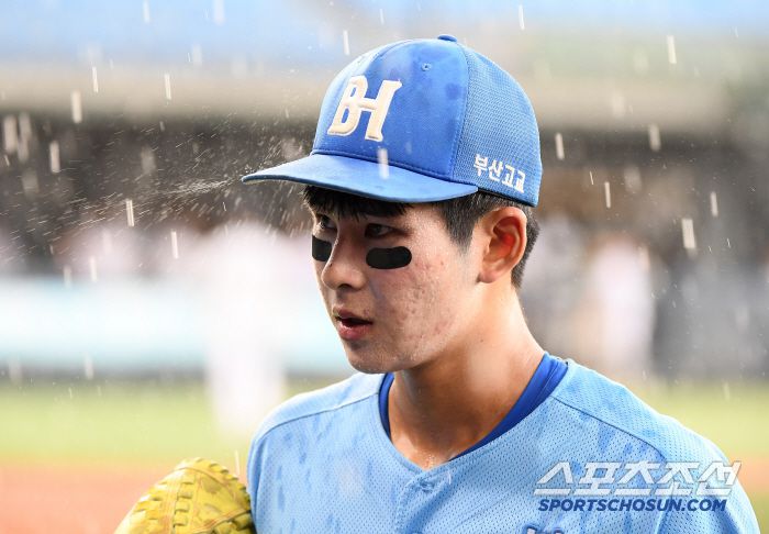 8일 서울 목동구장에서 열린 제80회 청룡기 고교야구선수권 대회 및 주말리그 왕중왕전 서울고와 부산고의 8강전. 8회말 2사 만루 갑작스러운 폭우로 경기가 중단되자 부산고 투수 하현승이 아쉬워하고 있다. 목동=정재근 기자 cjg@sportschosun.com/2025.7.8/