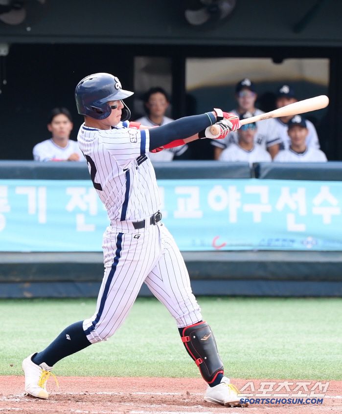 8일 서울 목동구장에서 열린 제80회 청룡기 고교야구선수권 대회 및 주말리그 왕중왕전 서울고와 부산고의 8강전. 서울고 김지우가 2회말 첫 타석에서 안타를 치고 있다. 목동=정재근 기자 cjg@sportschosun.com/2025.7.8/