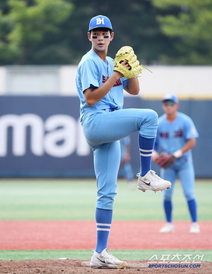 8일 서울 목동구장에서 열린 제80회 청룡기 고교야구선수권 대회 및 주말리그 왕중왕전 서울고와 부산고의 8강전. 부산고 하현승이 5회말 실점 위기에서 구원 등판해 투구하고 있다. 목동=정재근 기자 cjg@sportschosun.com/2025.7.8/