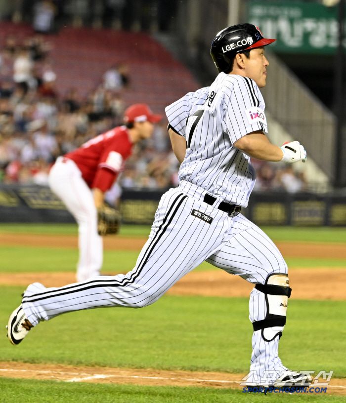 12일 잠실야구장에서 열린 SSG와 LG의 경기, 5회말 2사 1,3루 대타 박동원이 역전 2타점 2루타를 치고 있다. 잠실=허상욱 기자wook@sportschosun.com/2025.06.12/