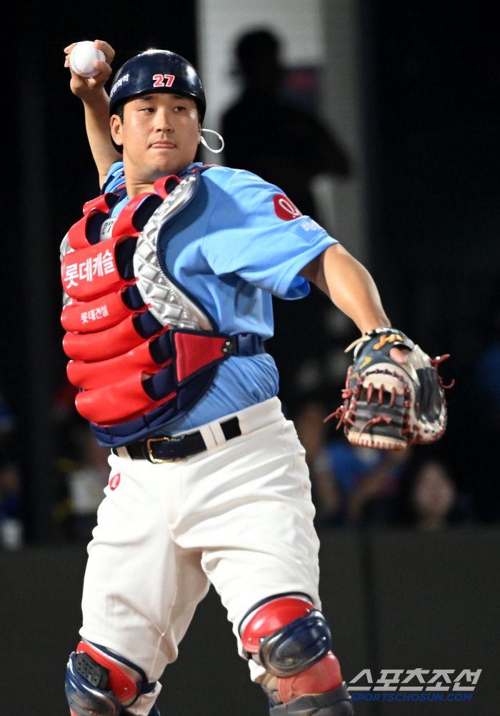 22일 부산 사직야구장에서 열린 삼성과 롯데의 경기, 롯데 포수 유강남이 수비를 하고 있다. 부산=허상욱 기자wook@sportschosun.com/2025.06.22/