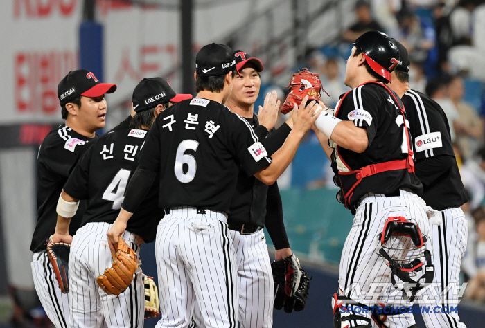 6일 대구 라이온즈파크에서 열린 삼성 라이온즈와 LG 트윈스의 경기. 승리한 LG 선수들이 기뻐하고 있다. 대구=박재만 기자 pjm@sportschosun.com/2025.07.06/