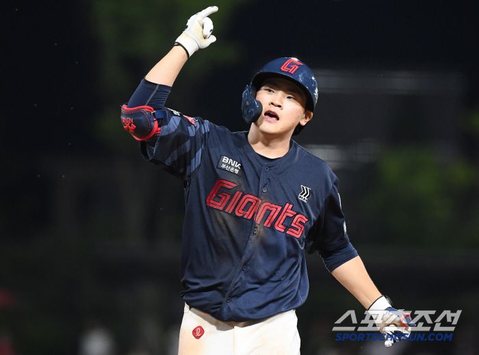 6일 광주 기아 챔피언스필드에서 열린 롯데-KIA전. 8회초 2사 2루 박찬형이 1타점 적시타를 친 후 기뻐하고 있다. 광주=정재근 기자 cjg@sportschosun.com/2025.7.6/