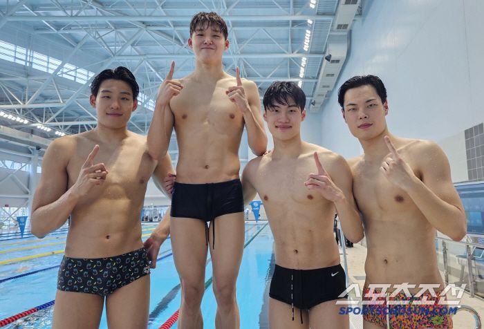 싱가포르 세계수영선수권에서 계영 800m 포디움, 세계신기록에 도전하는 황금세대 프리스타일러들. 왼쪽부터 김영범, 김우민, 황선우, 이호준,