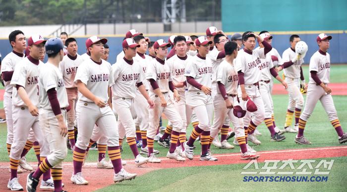 7일 서울 목동구장에서 열린 제80회 청룡기 고교야구선수권 대회 및 주말리그 왕중왕전 마산용마고-상동고 경기. 마산용마고가 상동고에 10-3으로 7회 콜드게임승을 거뒀다. 경기 종료 후 인사를 하고 있는 상동고 선수들. 목동=송정헌 기자songs@sportschosun.com/2025.07.07/
