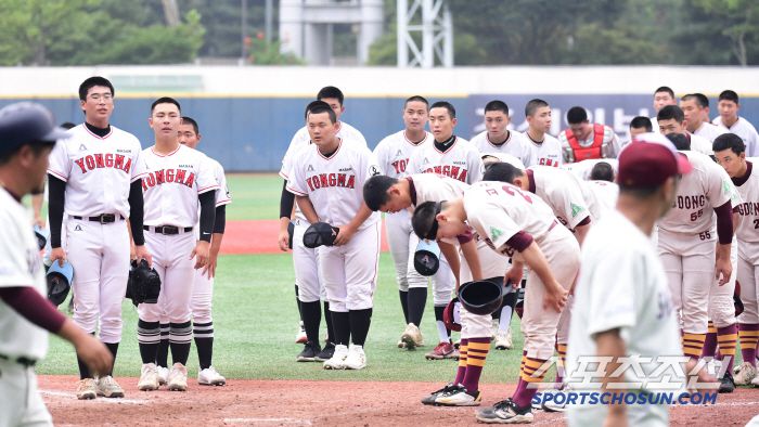 7일 서울 목동구장에서 열린 제80회 청룡기 고교야구선수권 대회 및 주말리그 왕중왕전 마산용마고-상동고 경기. 마산용마고가 상동고에 10-3으로 7회 콜드게임승을 거뒀다. 경기 종료 후 인사를 하고 있는 양 팀 선수들. 목동=송정헌 기자songs@sportschosun.com/2025.07.07/