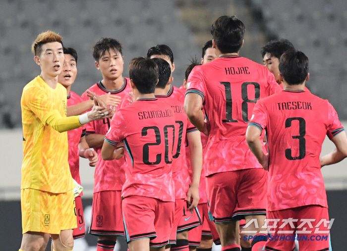 7일 축구대표팀이 용인미르스타디움에서 동아시안컵 중국과 첫 경기를 펼쳤다. 축구대표팀이 중국에 승리했다. 경기 종료 후 승리의 기쁨을 나누는 대표팀 선수들. 용인=송정헌 기자songs@sportschosun.com/2025.07.07/