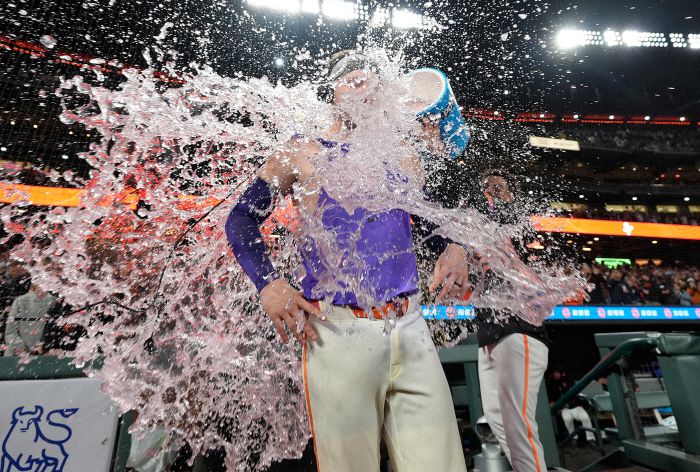 SAN FRANCISCO, CALIFORNIA - JULY 08: Patrick Bailey #14 of the San Francisco Giants is showered with gatorade by a teammate after Bailey hit a three-run inside the park walk-off home run against the Philadelphia Phillies in the bottom of the ninth inning at Oracle Park on July 08, 2025 in San Francisco, California. The Giants won the game 4-3.   Thearon W. Henderson/Getty Images/AFP (Photo by Thearon W. Henderson / GETTY IMAGES NORTH AMERICA / Getty Images via AFP)  <저작권자(c) 연합뉴스, 무단 전재-재배포, AI 학습 및 활용 금지>