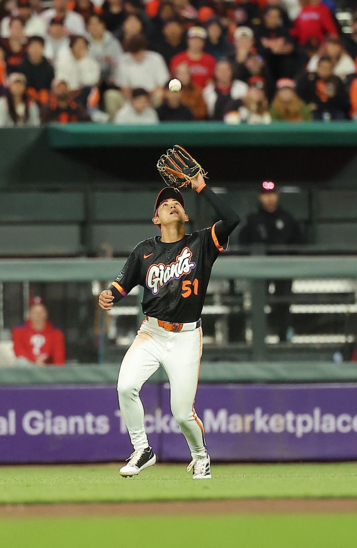 중견수 이정후가 9회초 트레이 터너의 플라이를 처리하고 있다. Imagn Images연합뉴스