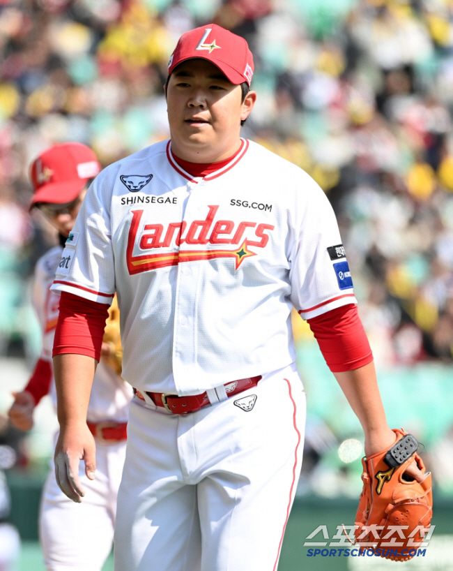 16일 인천SSG랜더스필드에서 열린 시범경기 LG와 SSG의 경기, 4회초 투구를 마친 SSG 이로운이 더그아웃으로 향하고 있다. 인천=허상욱 기자wook@sportschosun.com/2025.03.16/