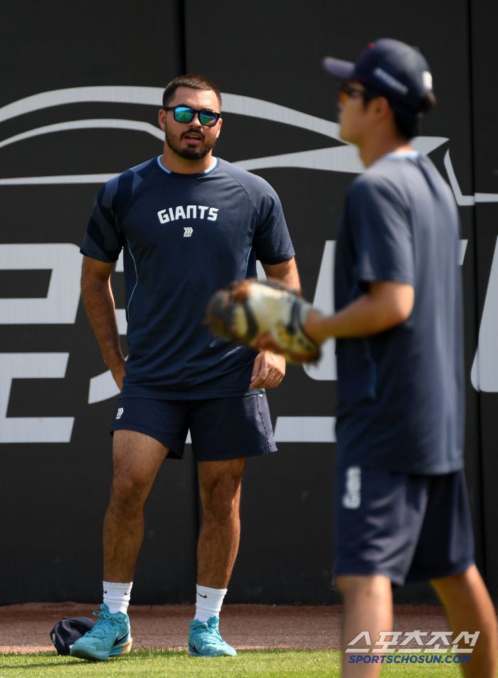 3일 부산 사직구장에서 열린 롯데 자이언츠와 LG 트윈스의 경기. 롯데 감보아가 러닝을 마친 뒤 숨을 고르고 있다. 부산=박재만 기자 pjm@sportschosun.com/2025.07.03/