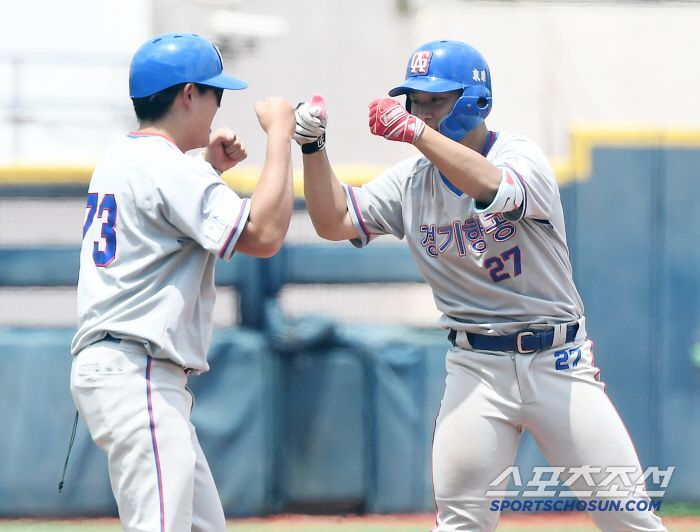 9일 서울 목동구장에서 열린 제80회 청룡기 고교야구선수권 대회 및 주말리그 왕중왕전 경기항공고와 경남고의 8강전. 8회초 2사 만루 경기항공고 한동연이 3타점 싹쓸이 3루타를 친 후 환호하고 있다. 목동=정재근 기자 cjg@sportschosun.com/2025.7.9/