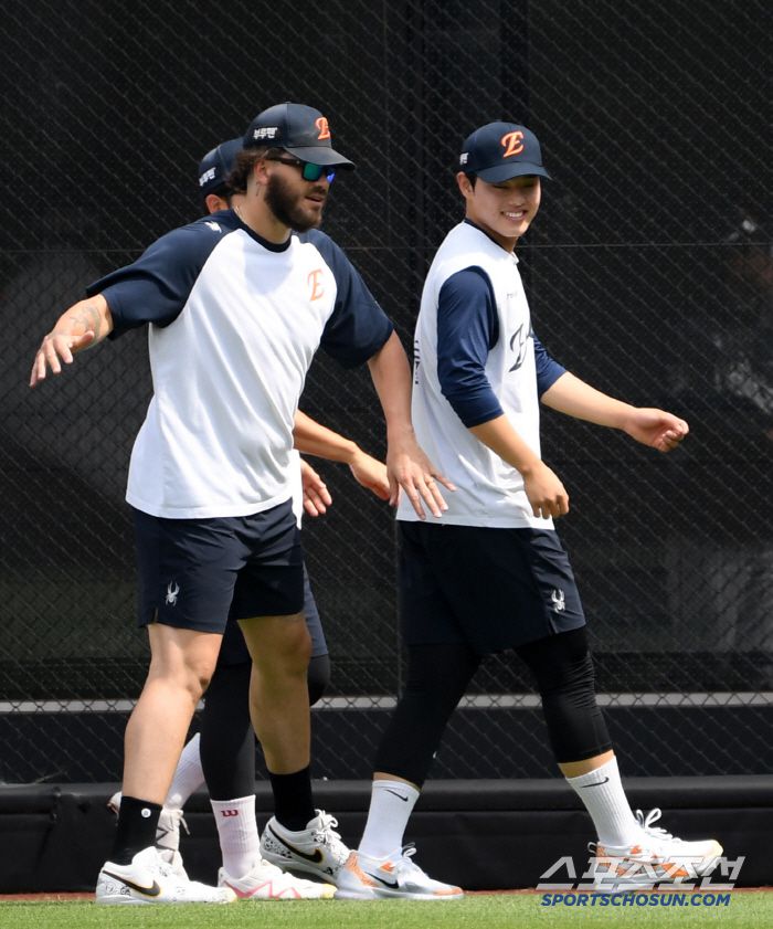 10일 대전 한화생명볼파크에서 열린 한화 이글스와 두산 베어스의 경기. 한화 폰세, 문동주가 훈련을 하고 있다. 대전=박재만 기자 pjm@sportschosun.com/2025.06.10/