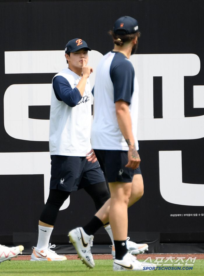 10일 대전 한화생명볼파크에서 열린 한화 이글스와 두산 베어스의 경기. 한화 문동주, 폰세가 훈련을 하고 있다. 대전=박재만 기자 pjm@sportschosun.com/2025.06.10/