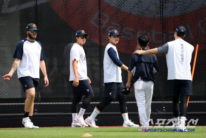 10일 대전 한화생명볼파크에서 열린 한화 이글스와 두산 베어스의 경기. 한화 폰세, 문동주가 훈련을 하고 있다. 대전=박재만 기자 pjm@sportschosun.com/2025.06.10/