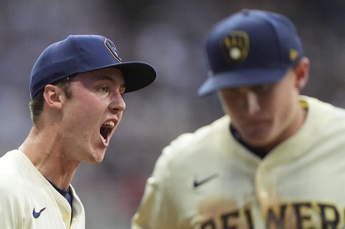 밀워키 선발 제이콥 미저라우스키가 6회 위기을 넘기고는 포효하고 있다. AP연합뉴스