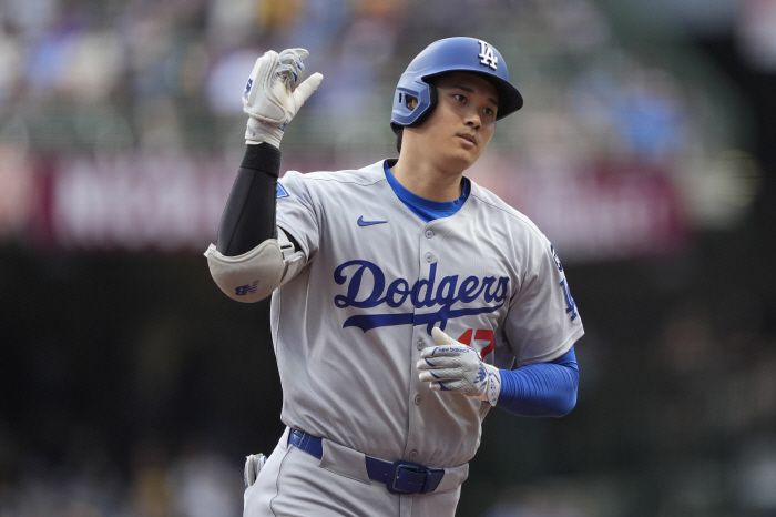 오타니 쇼헤이가 1회초 제이콥 미저라우시키로부터 중월 솔로포를 터뜨린 뒤 힘차게 베이스를 돌고 있다. AP연합뉴스