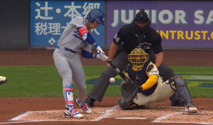 LA 다저스 김혜성이 9일(한국시각) 밀워키 브루어스와의 원정경기에서 2회초 제이콥 미저라우스키의 몸쪽 커브에 헛스윙 삼진을 당하고 있다. 사진=MLB.TV 캡처