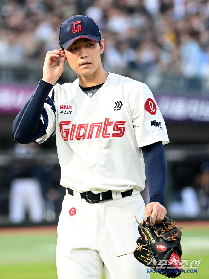 8일 부산사직야구장에서 열린 두산과 롯데의 경기, 4회초 무실점 투구를 마친 홍민기가 더그아웃으로 향하고 있다. 부산=허상욱 기자wook@sportschosun.com/2025.07.08/