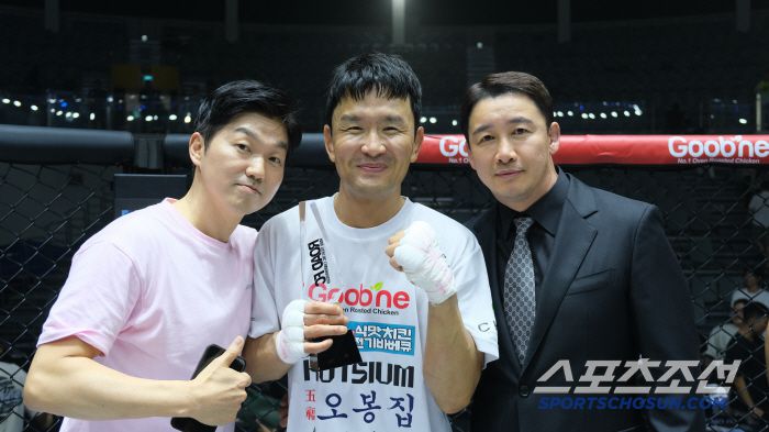 개그맨 윤형빈(가운데)이 ROAD FC 073에서 '먹방 유튜버' 밴쯔에 승리한 뒤 김앤장 법률사무소 박민철 변호사(왼쪽), 로드FC 정문홍 회장과 기념촬영을 했다. 사진제공=로드FC