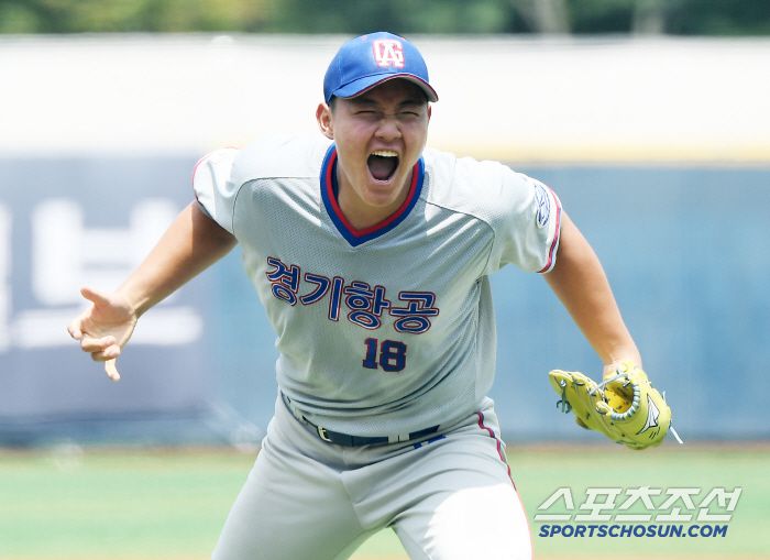 9일 서울 목동구장에서 열린 제80회 청룡기 고교야구선수권 대회 및 주말리그 왕중왕전 경기항공고와 경남고의 8강전. 경기항공고 선발투수 양우진이 7회말 2사 만루의 위기를 넘긴 후 환호하고 있다. 목동=정재근 기자 cjg@sportschosun.com/2025.7.9/
