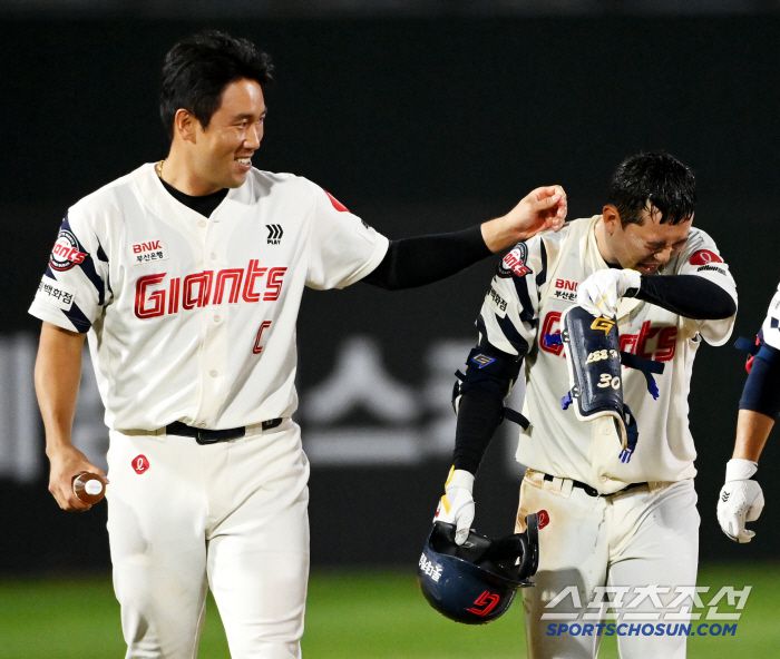 9일 부산 사직야구장에서 열린 두산과 롯데의 경기, 연장 11회말 롯데 이호준이 끝내기 안타로 승리를 가져왔다. 이호준이 동료들과 기쁨을 나누고 있다. 부산=허상욱 기자wook@sportschosun.com/2025.07.09/