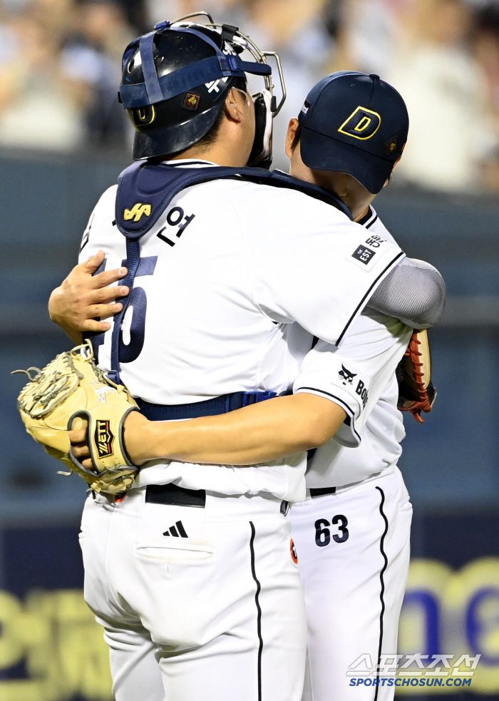 6일 잠실야구장에서 열린 KT와 두산의 경기, 두산이 8대7로 승리했다. 경기를 끝낸 김택연 김기연이 기뻐하고 있다. 잠실=허상욱 기자wook@sportschosun.com/2025.07.06/