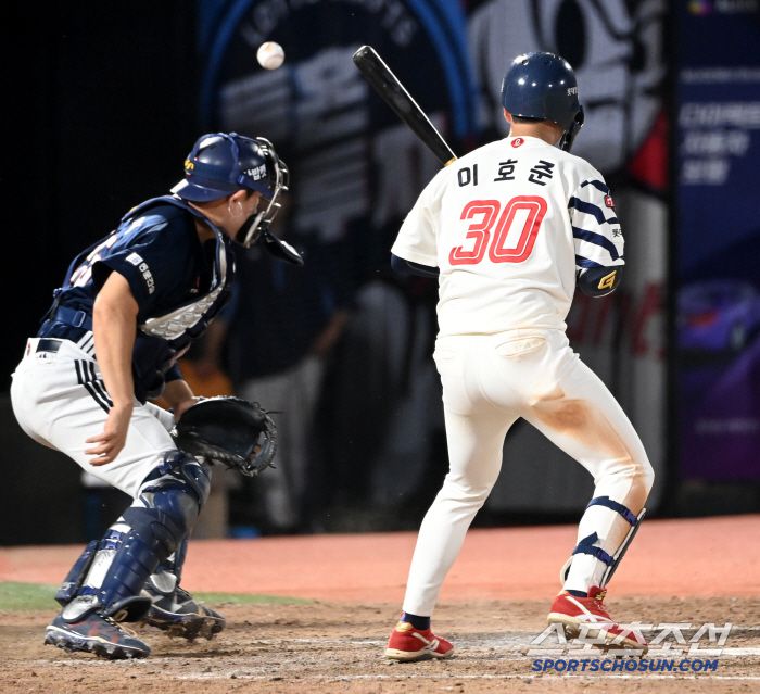 9일 부산 사직야구장에서 열린 두산과 롯데의 경기, 9회말 1사 2루 두산 포수 양의지가 롯데 이호준 타석때 김택연의 투구를 빠뜨리고 있다. 부산=허상욱 기자wook@sportschosun.com/2025.07.09/