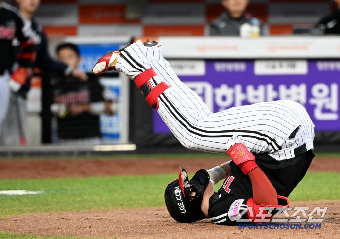 29일 대전한화생명볼파크에서 열린 LG와 한화의 경기, 3회초 LG 홍창기가 한화 와이스의 투구를 발에 맞고 고통스러워하고 있다. 대전=허상욱 기자wook@sportschosun.com/2025.04.29/