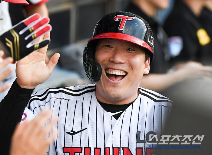 9일 서울 잠실구장에서 열린 키움-LG전. 3회말 무사 2루 문보경의 적시타 때 득점한 김현수가 환영받고 있다. 잠실=정재근 기자 cjg@sportschosun.com/2025.7.9/