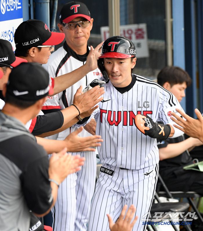 28일 잠실구장에서 열린 LG 트윈스와 KIA 타이거즈의 경기. 1회말 무사 2루 LG 김현수 적시타 때 신민재가 득점 후 환호하고 있다. 잠실=박재만 기자 pjm@sportschosun.com/2025.06.28/
