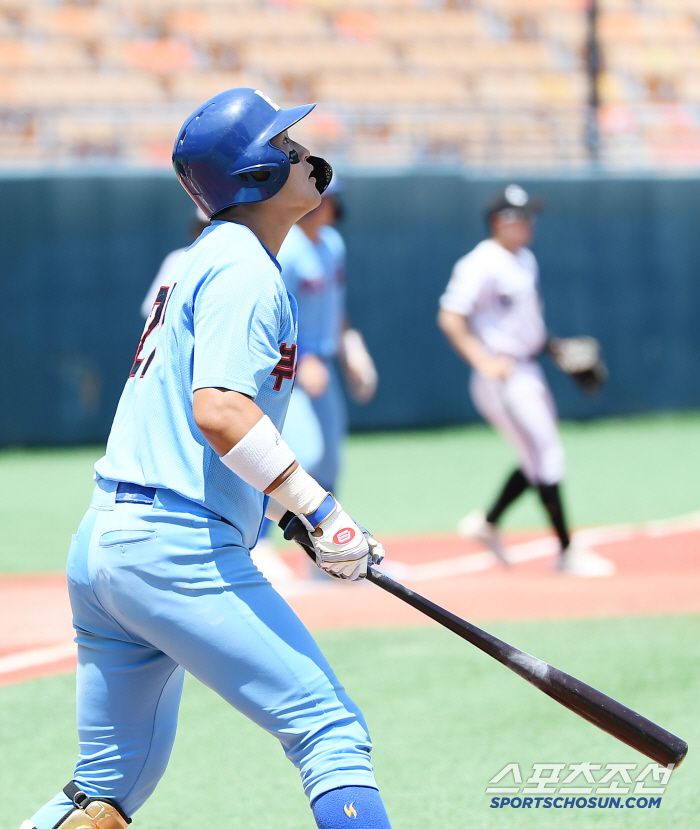 10일 서울 목동구장에서 열린 제80회 청룡기 고교야구선수권 대회 및 주말리그 왕중왕전 부산고와 대구상원고의 준결승전. 7회초 1사 만루 부산고 강민기가 1타점 희생플라이를 치고 있다. 목동=정재근 기자 cjg@sportschosun.com/2025.7.10/