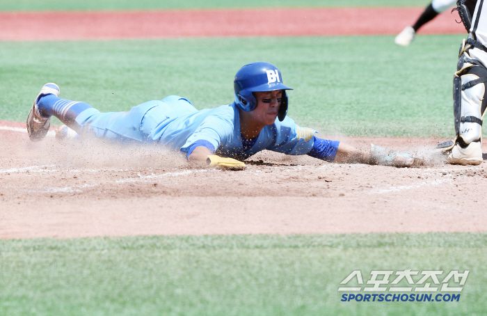 10일 서울 목동구장에서 열린 제80회 청룡기 고교야구선수권 대회 및 주말리그 왕중왕전 부산고와 대구상원고의 준결승전. 5회초 2사 2루 부산고 최민제의 적시타 때 2루주자 안지원이 득점하고 있다. 목동=정재근 기자 cjg@sportschosun.com/2025.7.10/