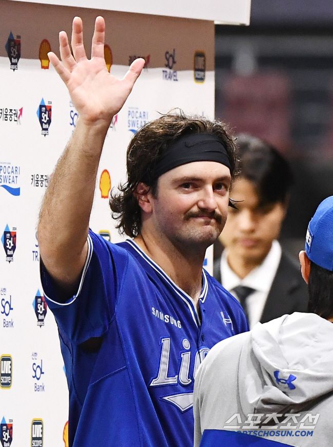 27일 서울 고척스카이돔에서 열린 삼성-키움전. 삼성 선발 코너가 1-0 완봉승을 거뒀다. 코너가 팬들을 향해 손을 흔들고 있다. 고척=정재근 기자 cjg@sportschosun.com/2024.8.27/